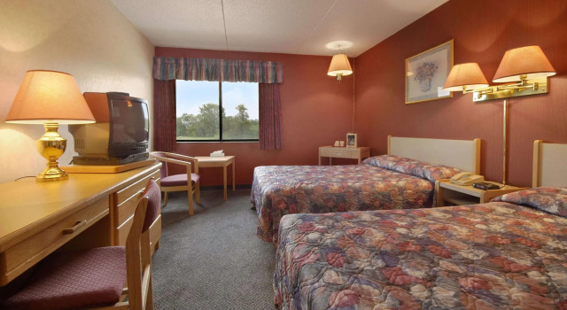 Четырёхместный номер Standard Days Inn by Wyndham Portage La Prairie