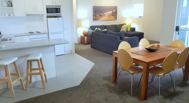 Семейные апартаменты с 2 комнатами с балконом Mollymook Cove Apartments
