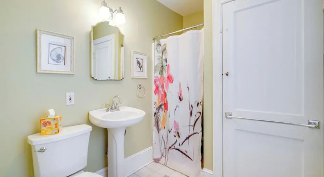 Коттедж Walk to Beach: Cape May Home w/ Screened Patio!