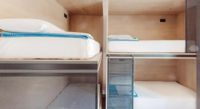 Кровать в общем номере Athens Backpackers