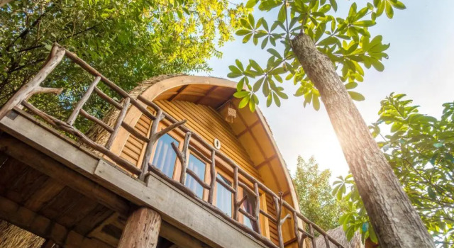 Кровать в общем номере Bamboo Bungalow