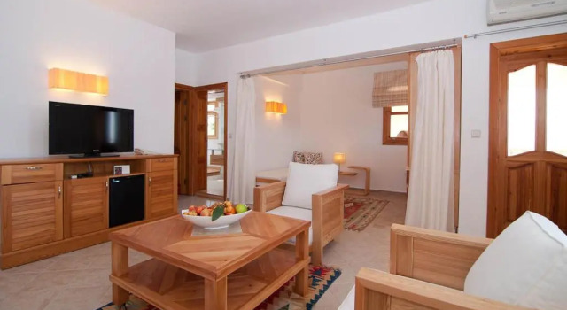 Трёхместный семейный люкс Lycia Hotel