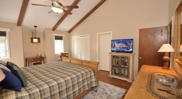The Crest 200c 2 Bedroom Condo by Redawning
