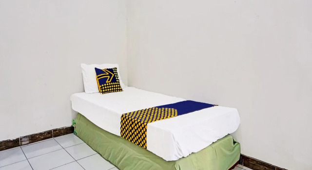 Standard room OYO Life 91896 Kost Bu Dewi Syariah