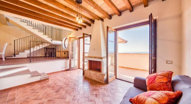 Bright Apt With Terrace and Shared Pool, Book Hotel Hoteller i Ficulle med pool, Swimmingpool