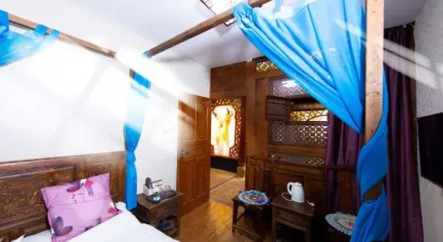 Кровать в общем номере Eton inn