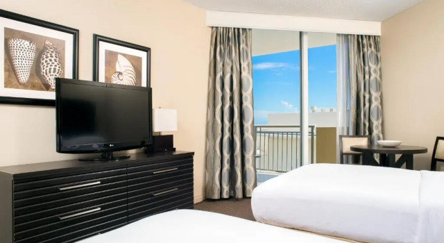 Люкс с 3 комнатами с видом на океан DoubleTree by Hilton Ocean Point Resort - North Miami Beach
