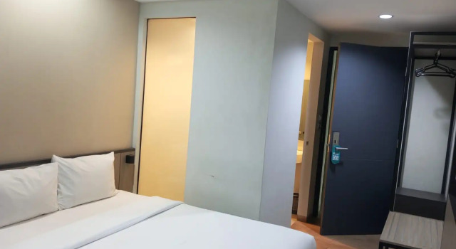 Standard Zimmer LeGreen Suite Sudirman