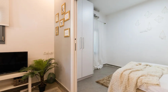 Lovely 1BR Apt in Neve Tzedek W Parking, Забронировать Отель Тель-Авив Тель-Авивский округ, рядом с Independence Hall Museum