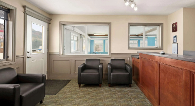 Travelodge by Wyndham Salmon Arm BC, Buchen Sie Gasthaus Mini-Hotels in British Columbia, Gasthaus
