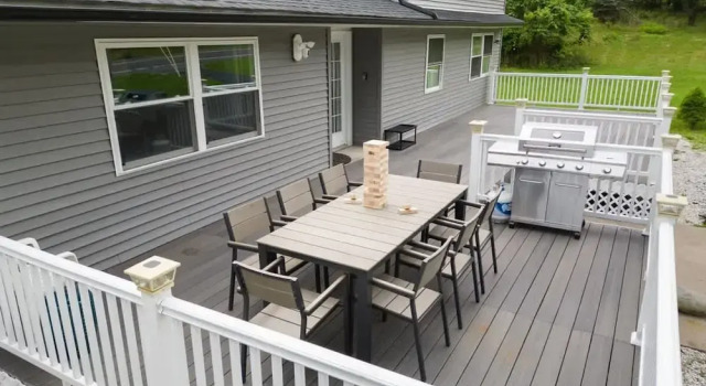 Коттедж Charming Poconos Retreat w spa Fire pit Deck