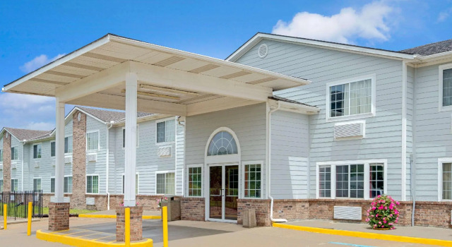 Кровать в общем номере Super 8 by Wyndham Riverside/Kansas City
