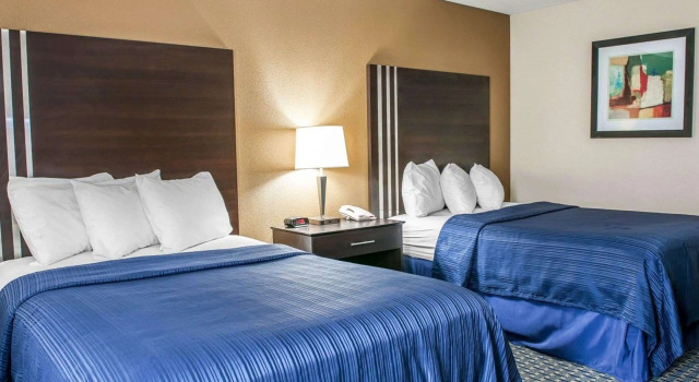 Четырёхместный номер Standard Quality Inn Terre Haute University Area