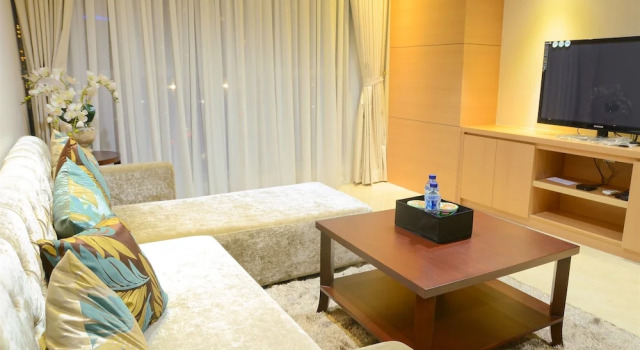 Elegant Four Winds Apartment with Infinity Pool Facility, Book Apartment Grogol Jakarta