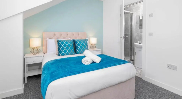 Luxury Six En-Suite Bedroom Apartment - Smart TV's - WIFI - TOP RATED, Book Lejlighed Lejligheder i Smethwick, Lejlighed