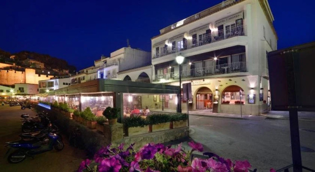 Hotel Capri, Забронировать Отель Отели и гостиницы Тосса-де-Мар, рядом с Приходская церковь Св. Виченца, Отель