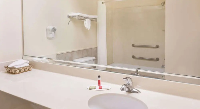 Люкс Deluxe Super 8 by Wyndham Duson Lafayette West Area