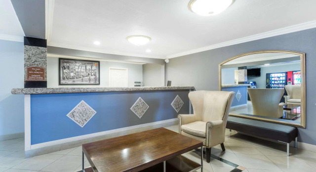 Super 8 by Wyndham Las Vegas North Strip/Fremont St. Area, Забронировать Отель Лас-Вегас Невада, рядом с Lowden Theater