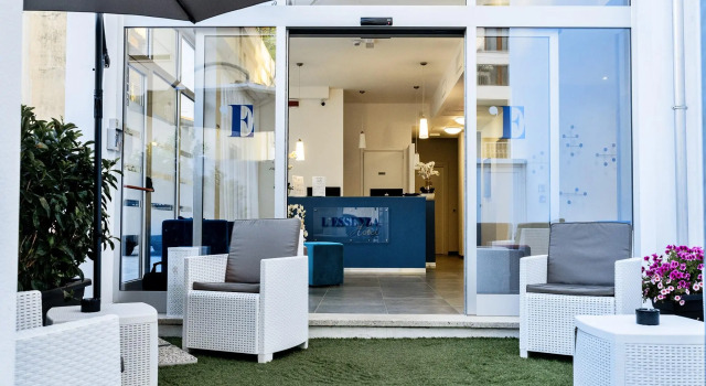 Четырёхместный номер Standard LEssenza Hotel