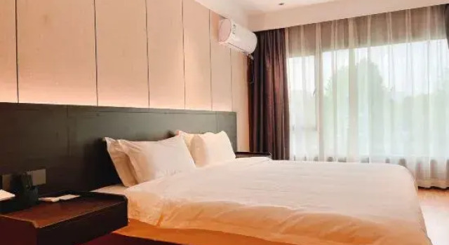 Двухместный семейный люкс с видом на озеро Pujin Hotel (Wuhan High Speed Railway Station Happy Valley Branch)