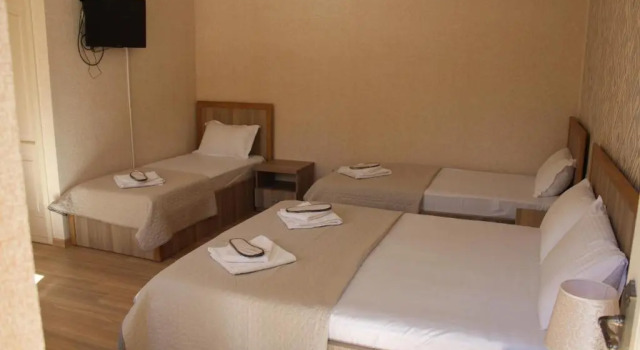 Camera quadrupla Standard con balcone Emis Hotel