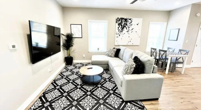 Коттедж The Loft at Park Place - 3rd Floor Walk up King and Queen Beds Fast Wifi and Free Coffee