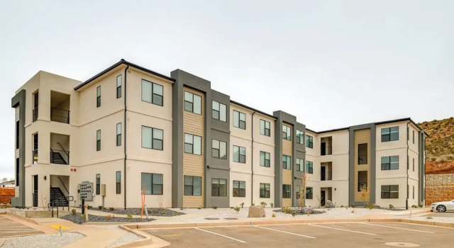 25 Mi to Zion: Rock 'n' Roll Condo w/ Mtn View!, Varaa Huoneisto Hurricane 