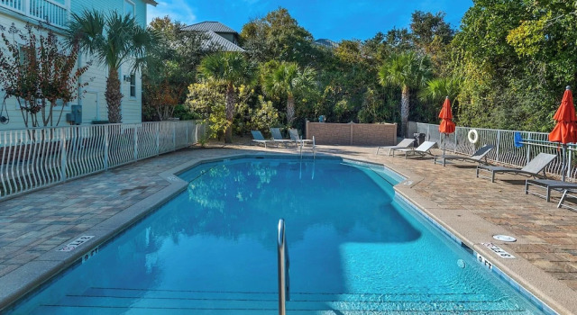 Steps From Pool - Minutes to Beach in Blue Mountain