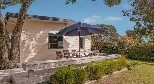 Upsides and Good Vibes - Pauanui Holiday Home, Rezerwuj Hotel Hotele w Auckland Region z parkingiem, Parking