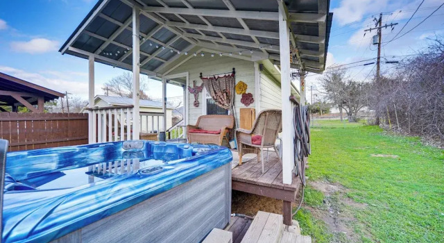 Коттедж Cozy Canyon Lake Cottage Rental w/ Private Hot Tub