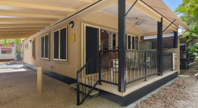 Коттедж с 2 комнатами Ashmore Palms Holiday Village