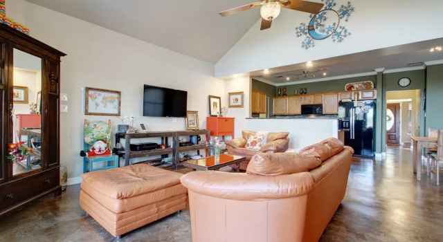 4BR 2.5BA The Lodge on Walnut Creek by RedAwning, Забронировать Отель Остин Greater Austin
