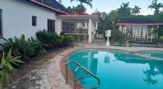 Двухместный номер Standard с видом на бассейн Comfort Kingdom Villa Bed & Breakfast