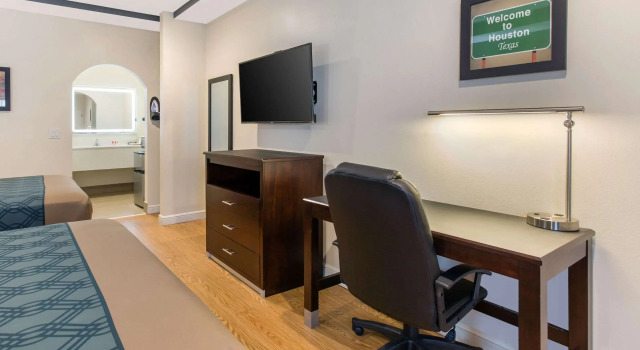 Четырёхместный номер Standard Econo Lodge Inn & Suites Houston Willowbrook