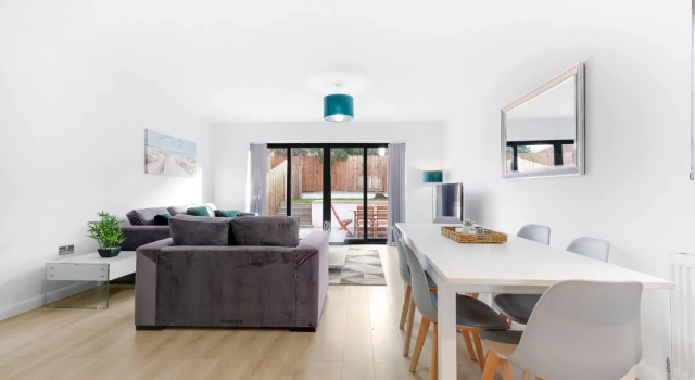 Modern 4 Bedroom House 01 With Parking in Farnham