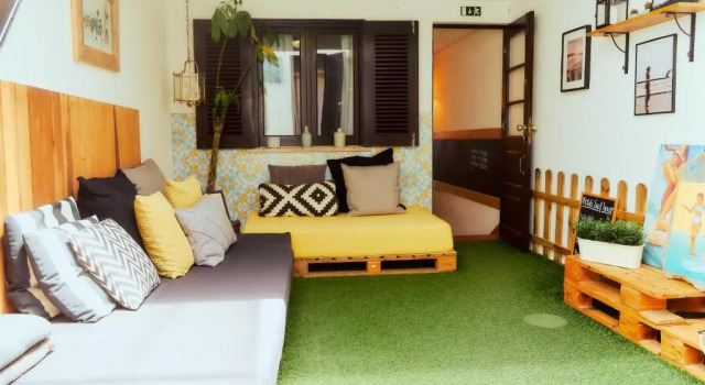 Balili Surf House, Забронировать Отель Пениши Оэсте, рядом с Пляж Балеал