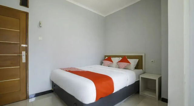 The Karins Guesthouse by OYO Rooms, Book Hotel Bandung West Java