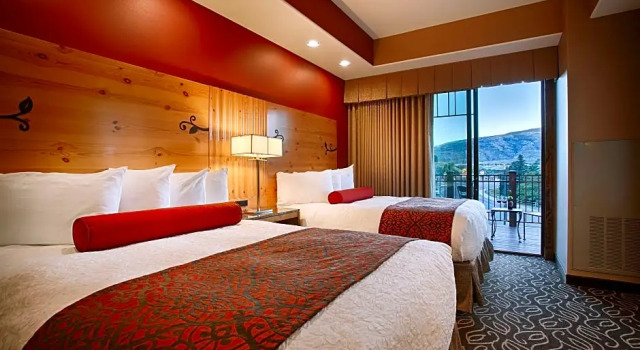 Четырёхместный номер Standard с балконом и с видом на горы Best Western Premier Ivy Inn & Suites