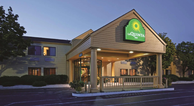 Кровать в общем номере La Quinta Inn by Wyndham Sheboygan