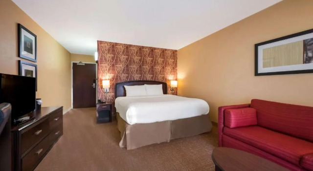Люкс с балконом Sonesta Select Detroit Novi