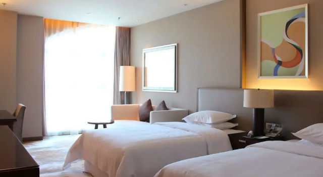 Люкс с 2 комнатами с балконом и с видом на озеро Sheraton Huizhou Bailuhu