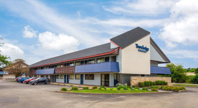 Travelodge by Wyndham Peoria, Забронировать Отель Отели Иллинойс 3 звезды, 3*