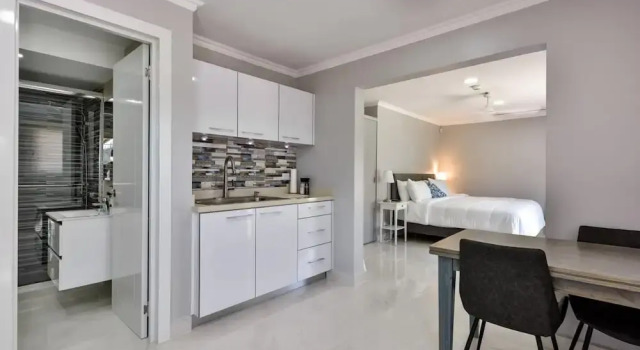 NEW Modern Cozy Studio Walking Distance to Beach