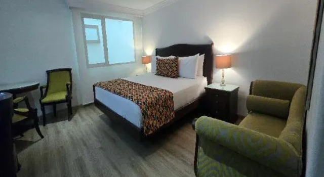 Полулюкс Hotel Embassy Park