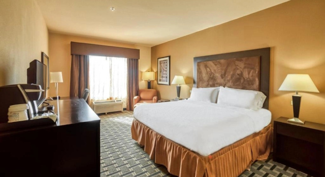 Трёхместный люкс Holiday Inn Express and Suites Beeville by IHG
