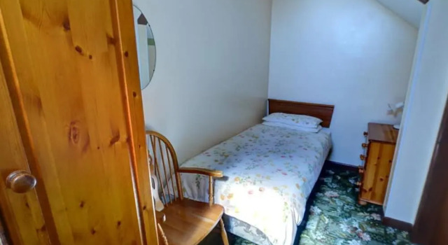 Ground-floor Apartment in Detached House set on 350-m Site