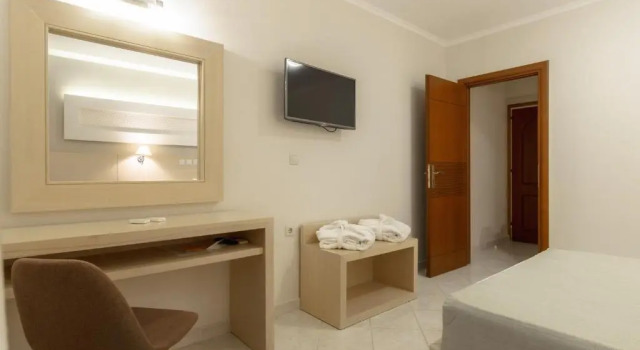 Семейный люкс с видом на бассейн Karras Hotel