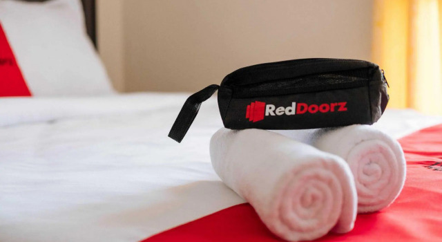 RedDoorz Plus near Deli Park Mall Medan, Rezerwuj Hotel Medan Sumatra