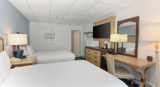 Четырёхместный номер Standard с балконом и с видом на гавань Boothbay Harbor Inn