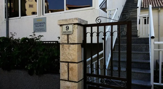 Apartments Desa Petric, Забронировать Апартаменты/квартира Отели Хвара с парковкой, рядом с Church of the Holy Spirit Hvar, Парковка